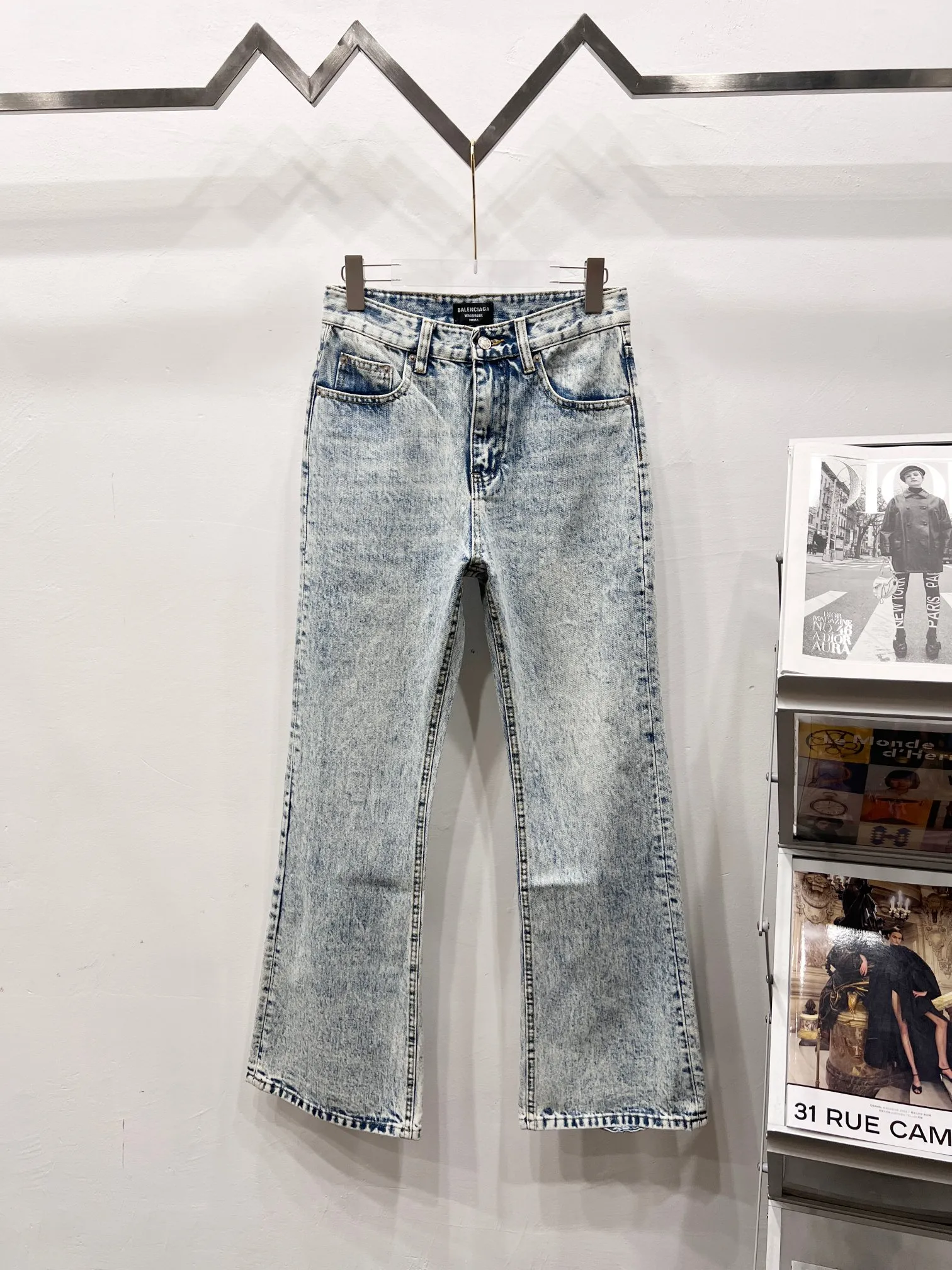 P230 Style number: (r081) GALLERY DEPT. 2025 new light blue simple washed and distressed couple style loose straight jeans 🔥High version🔥High version🔥 Top ceiling quality Styles with different washed textures are very friendly to people with thin legs and thick legs. The straight and loose version is very flattering. Moderate length that never goes out of style, easy to match with casually, basic styling for various styles, a must-have in the wardrobe! The fabric is stiff but also makes the upper body soft without losing texture. The washing process is even more perfect. It is a must-have item for everyone! ! ! Washed wheat, hang tag, pants label, complete with three labels Color: light blue Size: 28, 30, 32, 34, 36 (five sizes)